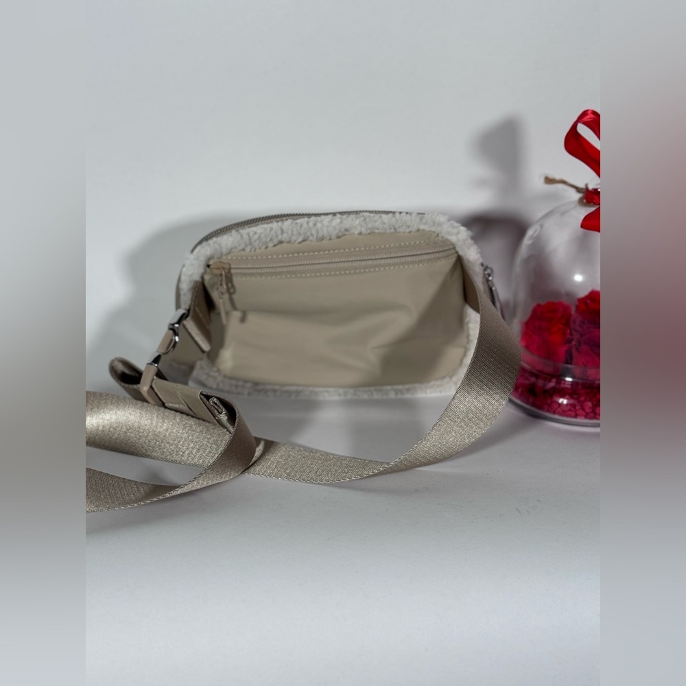 NWOT Lululemon Everywhere Fleece Belt Bag Light Ivory - Picture 6 of 8